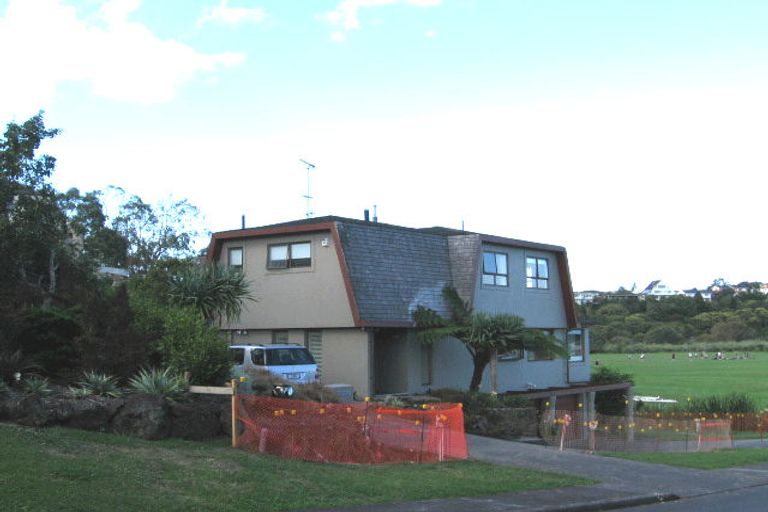 Photo of property in 1 Puawai Place, Northcote, Auckland, 0627