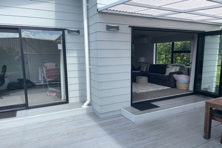 Photo of property in 32 Meadowood Drive, Unsworth Heights, Auckland, 0632