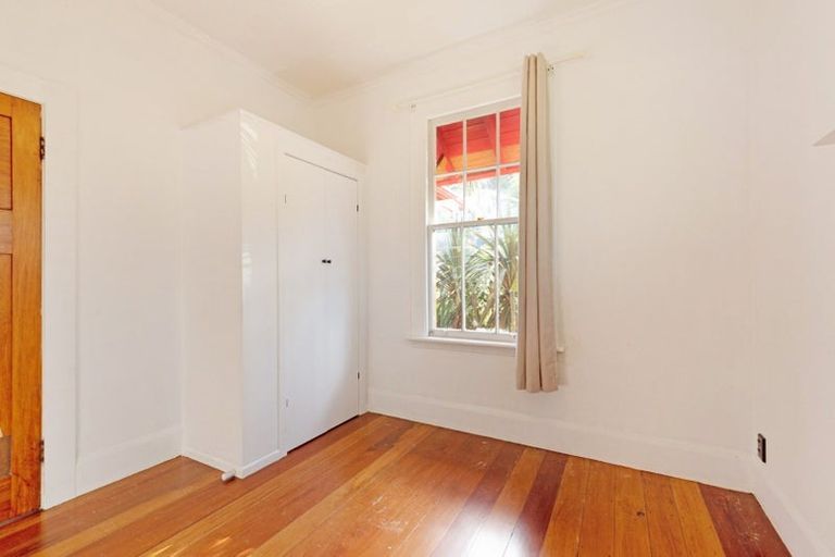 Photo of property in 13 Cave Road, Houghton Bay, Wellington, 6023