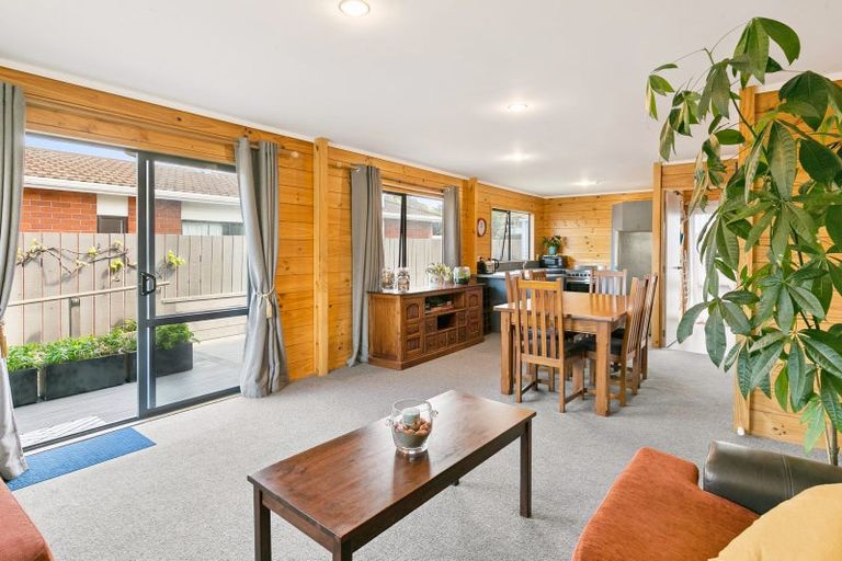 Photo of property in 104 Apu Crescent, Lyall Bay, Wellington, 6022