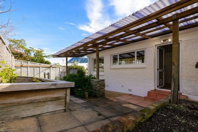 Photo of property in 81 Milton Terrace, Picton, 7220