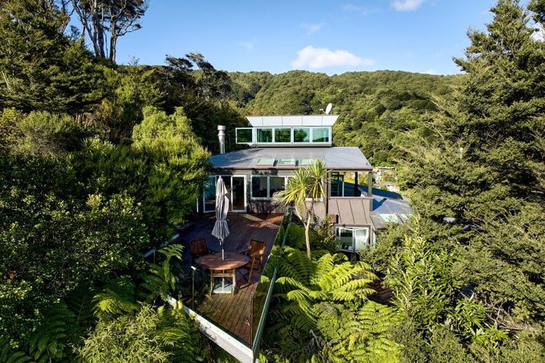 Photo of property in 21 Dillon Street, Lowry Bay, Lower Hutt, 5013