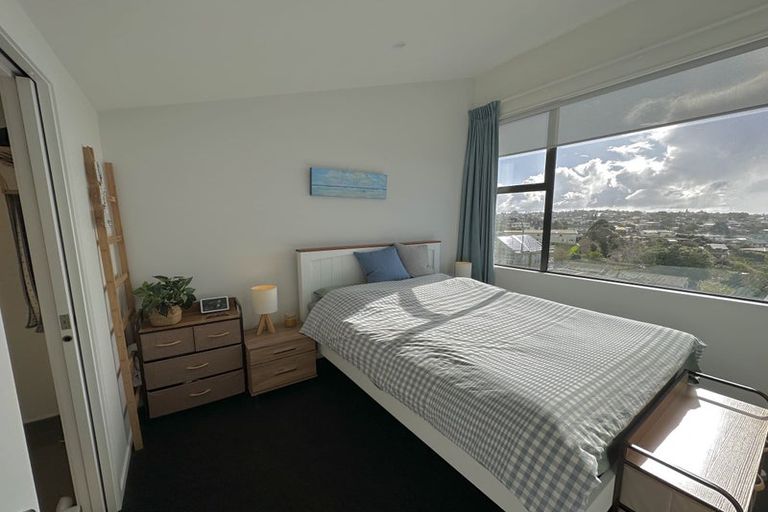 Photo of property in 5/15 Chivalry Road, Glenfield, Auckland, 0629