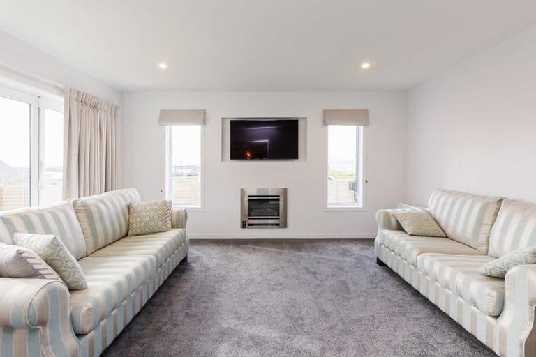 Photo of property in 23 Vaucluse Heights, Fitzherbert, Palmerston North, 4410