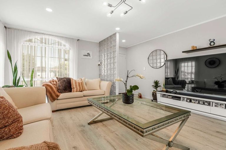 Photo of property in 52 Riverton Drive, Randwick Park, Auckland, 2105