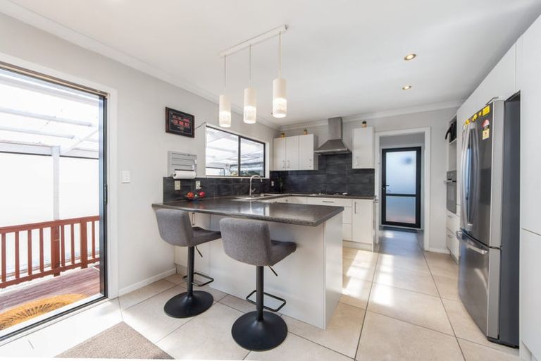 Photo of property in 121 Godley Road, Green Bay, Auckland, 0604