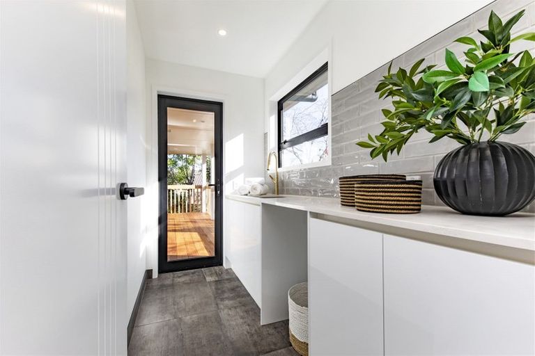 Photo of property in 142 West Harbour Drive, West Harbour, Auckland, 0618