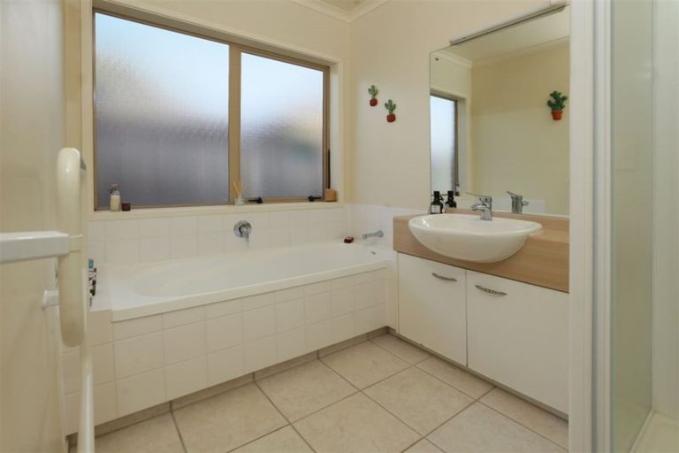 Photo of property in 81 Summerland Drive, Henderson, Auckland, 0612