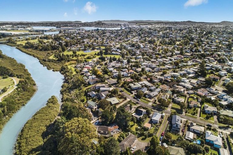 Photo of property in 114 Ennis Avenue, Pakuranga Heights, Auckland, 2010