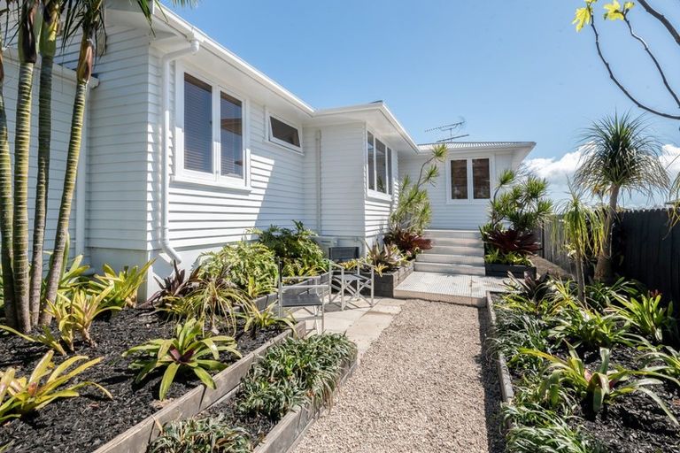 Photo of property in 11 Bradbury Road, Botany Downs, Auckland, 2010