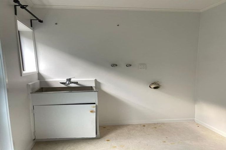 Photo of property in 2/43 Eastcliffe Road, Castor Bay, Auckland, 0620