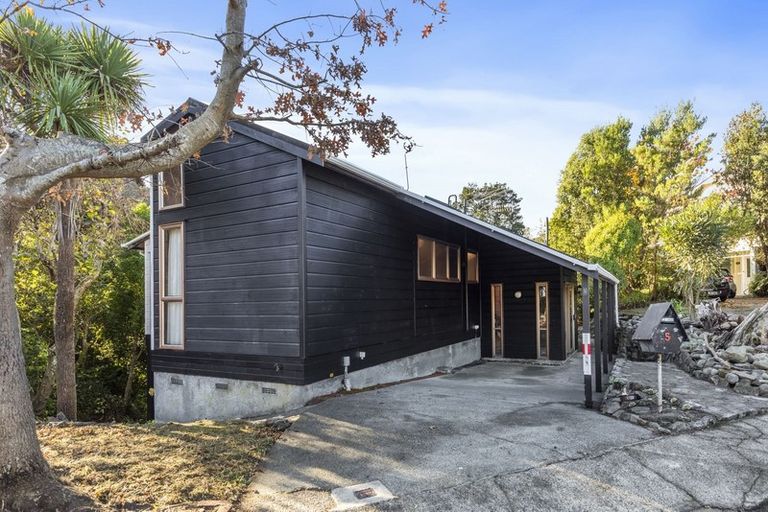 Photo of property in 5 Miromiro Road, Normandale, Lower Hutt, 5010