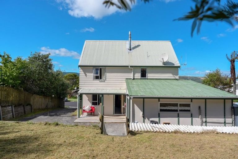 Photo of property in 3 Westra View, Tawa, Wellington, 5028