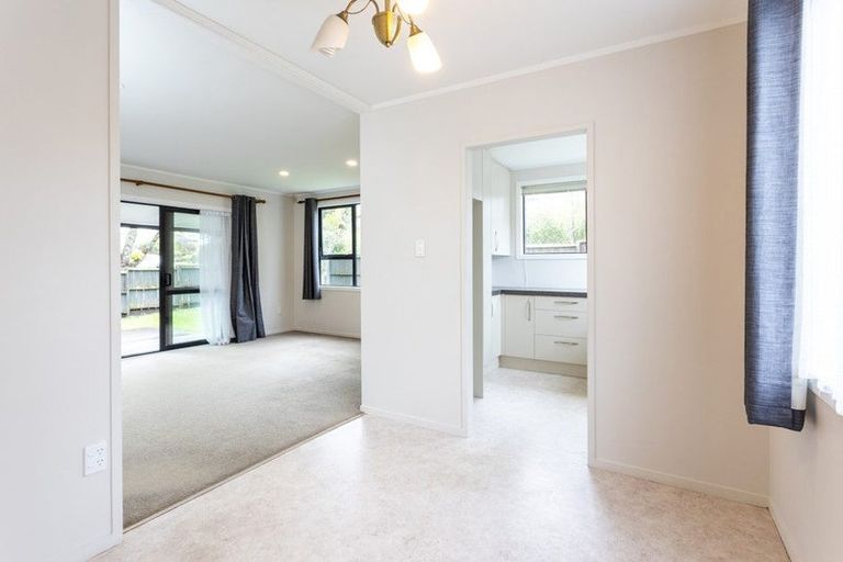 Photo of property in 2 Glucina Place, Glen Eden, Auckland, 0602