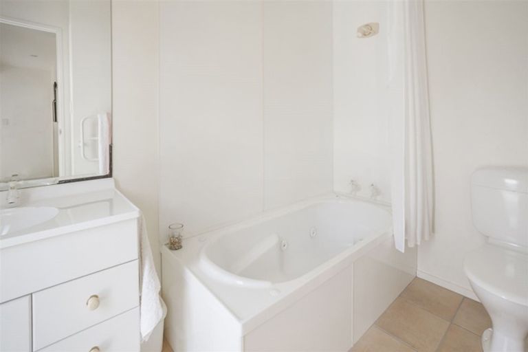 Photo of property in 1/11 Bronzewing Terrace, Unsworth Heights, Auckland, 0632