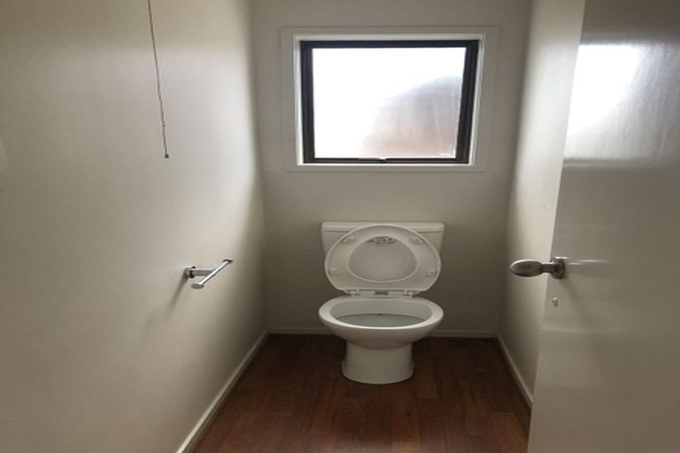 Photo of property in 2/260 Sunset Road, Windsor Park, Auckland, 0632