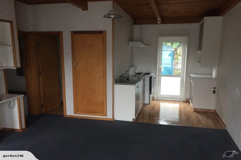 Photo of property in Acacia Flats, 2/207 Waikawa Road, Waikawa, Picton, 7220