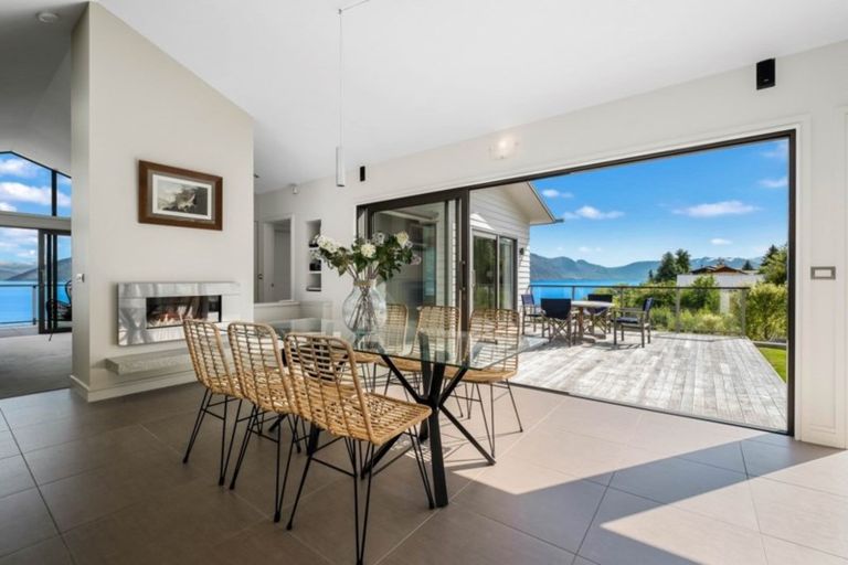 Photo of property in 62 Cedar Drive, Kelvin Heights, Queenstown, 9300