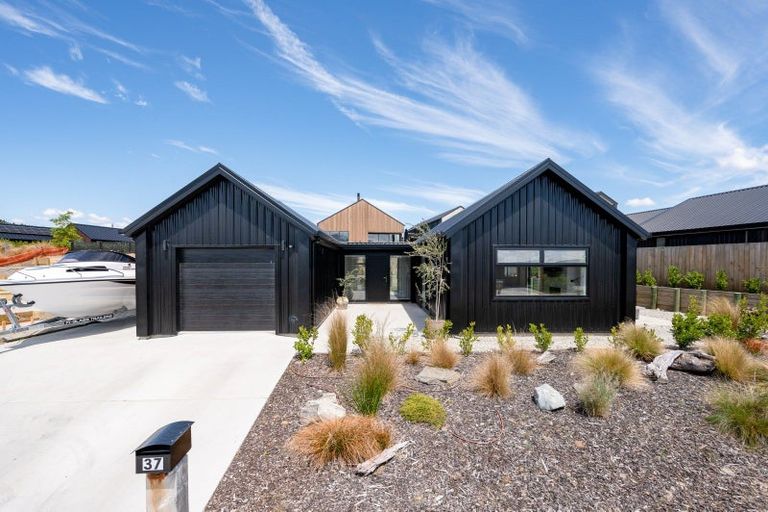 Photo of property in 37 Obelisk Street, Wanaka, 9305