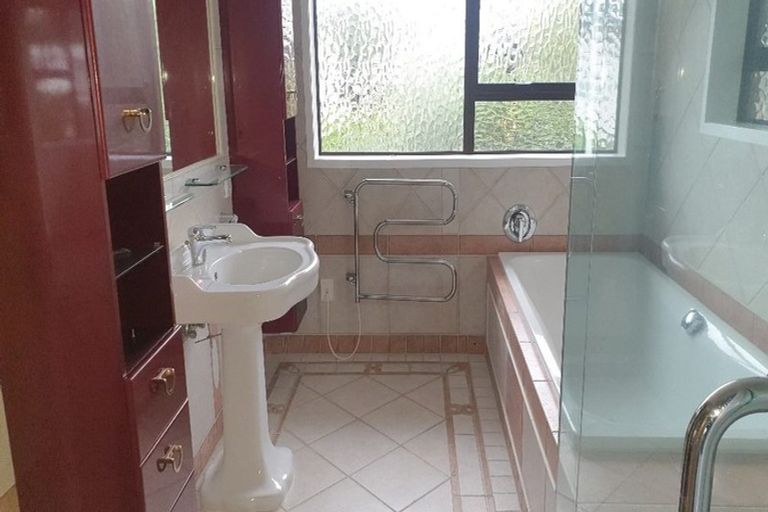 Photo of property in 2/30 Manly Esplanade, Browns Bay, Auckland, 0630