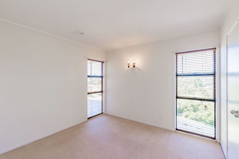 Photo of property in 5 Noeleen Street, Glenfield, Auckland, 0629