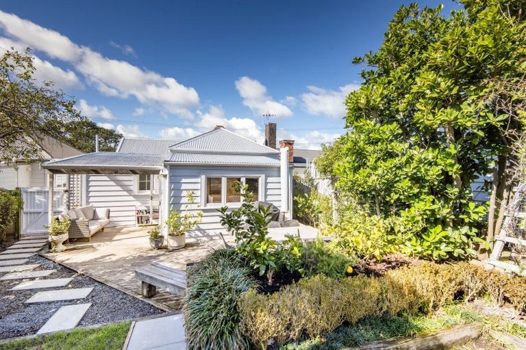 Photo of property in 27 William Bond Street, Stanley Point, Auckland, 0624