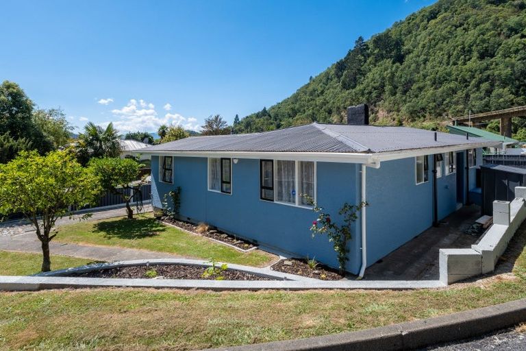 Photo of property in 76 Devon Street, Picton, 7220