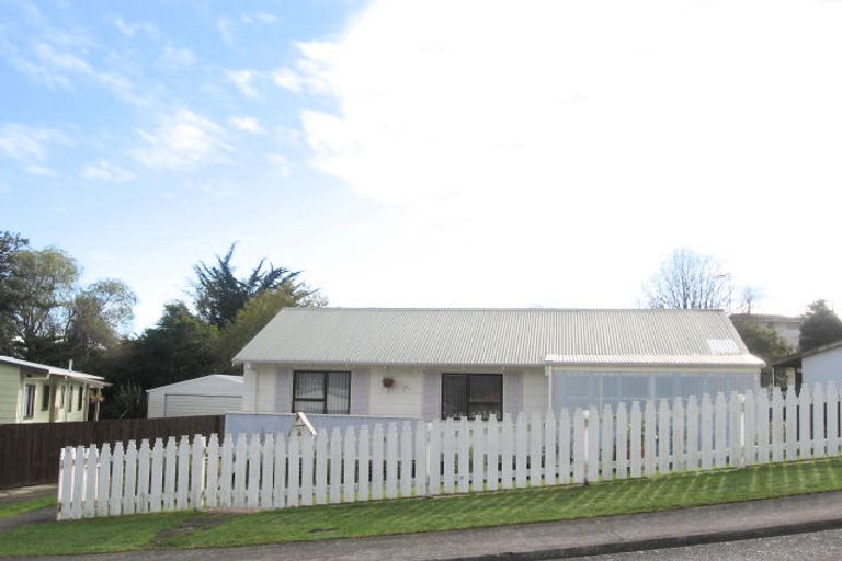 Photo of property in 4 Hookway Grove, Paraparaumu, 5032