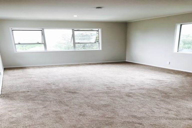 Photo of property in 43 Cedar Heights Avenue, Massey, Auckland, 0614