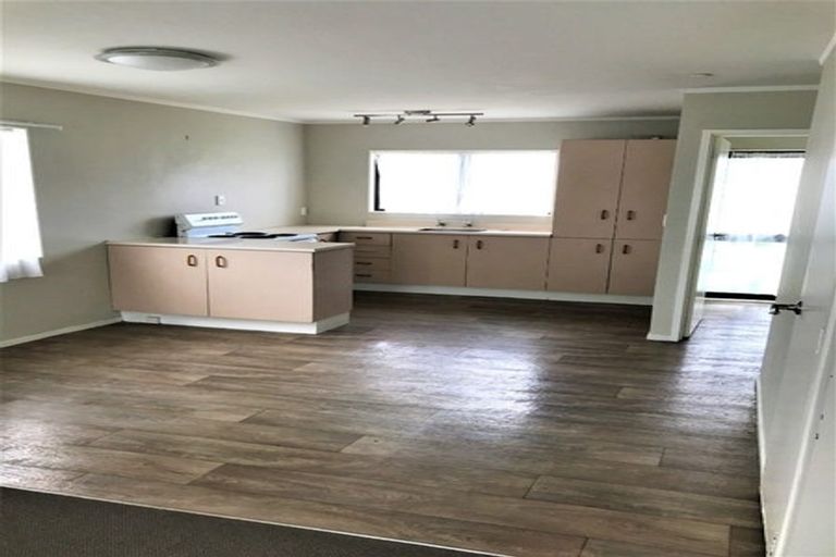 Photo of property in 4 Dungarvon Place, Clendon Park, Auckland, 2103