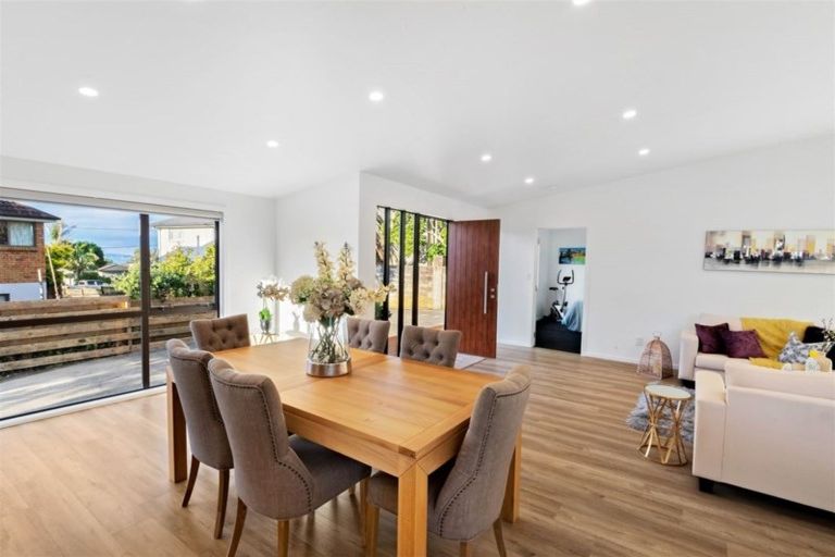 Photo of property in 2/23 Montgomery Avenue, Rothesay Bay, Auckland, 0630