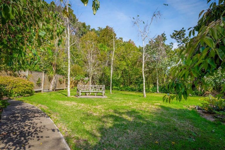 Photo of property in 252 Boord Crescent, Kumeu, 0891