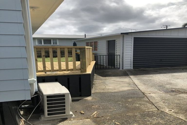 Photo of property in 57 Woodside Road, Massey, Auckland, 0614