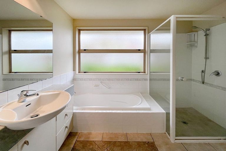 Photo of property in 2/15 Stoneleigh Court, Sunnynook, Auckland, 0632