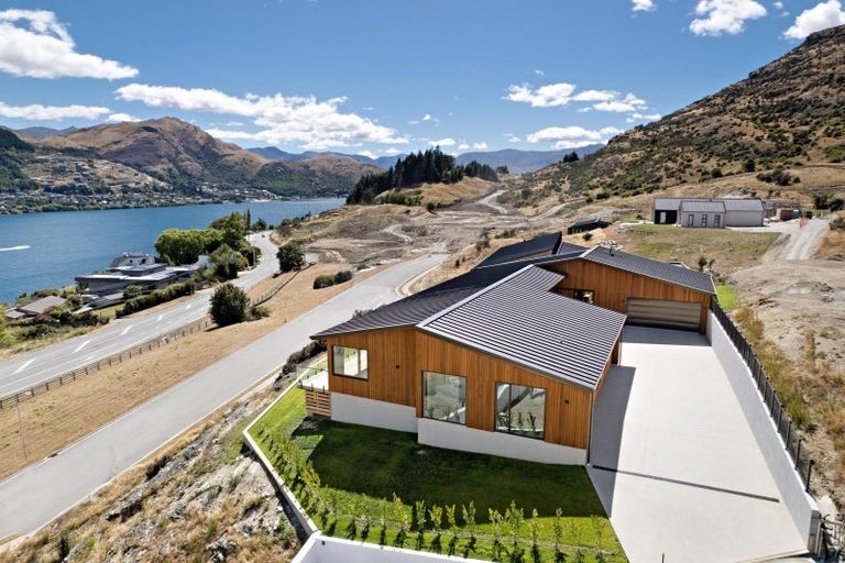 Photo of property in 6 Red Deer Rise, Kelvin Heights, Queenstown, 9300