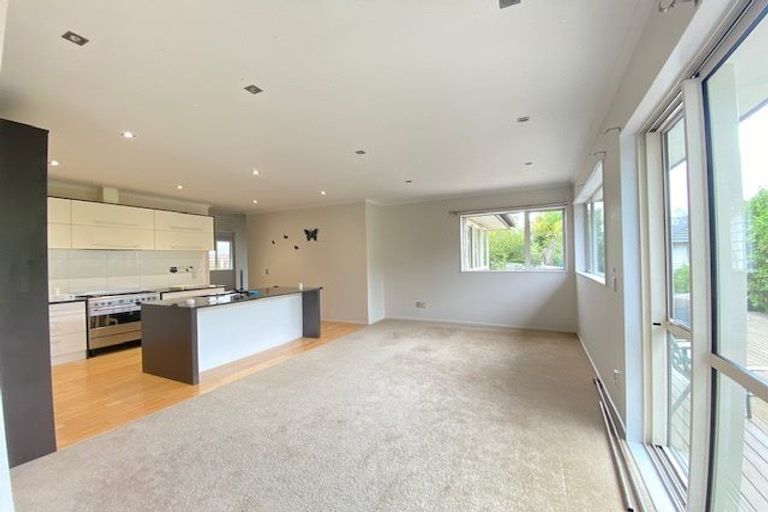 Photo of property in 4 Springvale Drive, Fairview Heights, Auckland, 0632