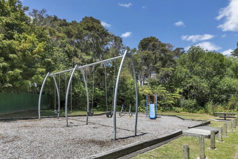 Photo of property in 2/15 Sunward Rise, Glenfield, Auckland, 0629