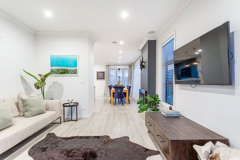 Photo of property in 8 Korako Drive, Kumeu, 0810