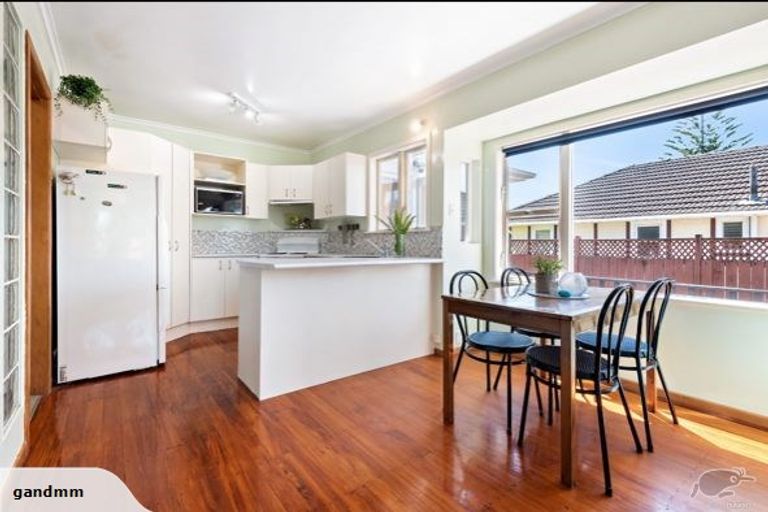 Photo of property in 90 Gloria Avenue, Te Atatu Peninsula, Auckland, 0610