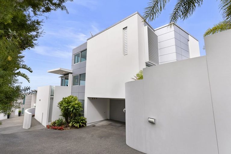 Photo of property in 11a Bournemouth Terrace, Murrays Bay, Auckland, 0630