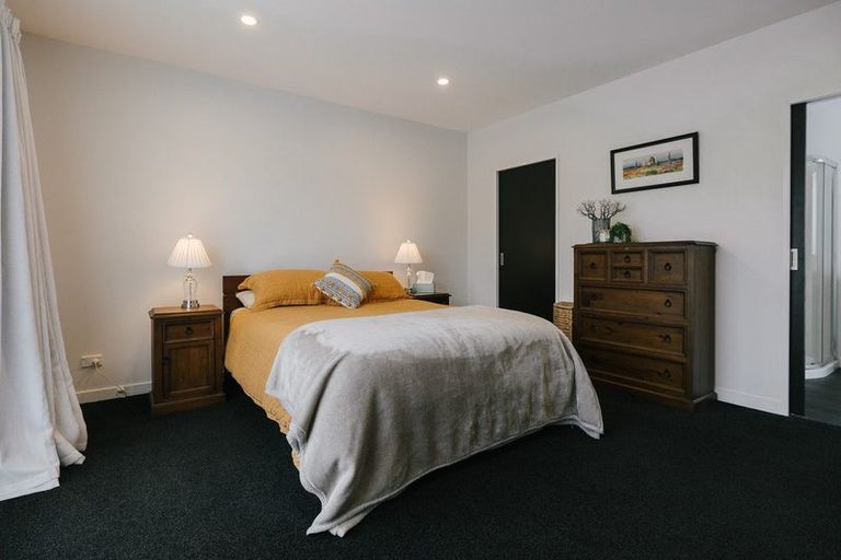 Photo of property in 10 Monaco Grove, Fitzherbert, Palmerston North, 4410