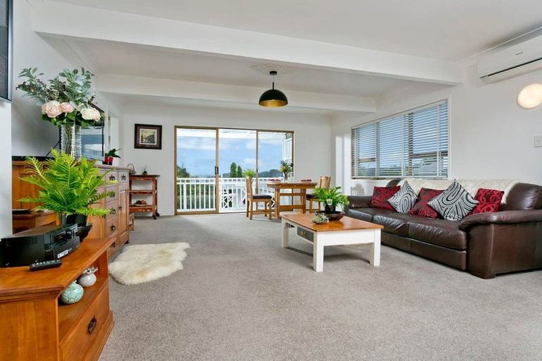 Photo of property in 1/4 Lynn Road, Bayview, Auckland, 0629