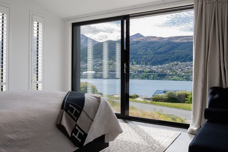 Photo of property in 8 Spring Hill Road, Kelvin Heights, Queenstown, 9300