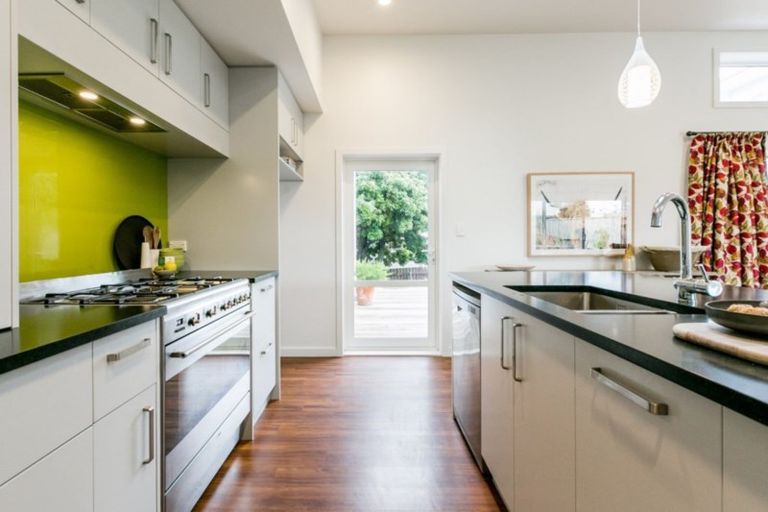 Photo of property in 6 Gladstone Road, Bluff Hill, Napier, 4110