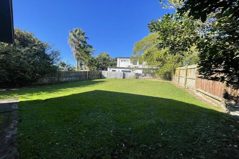 Photo of property in 4 Temuri Place, Glendene, Auckland, 0602