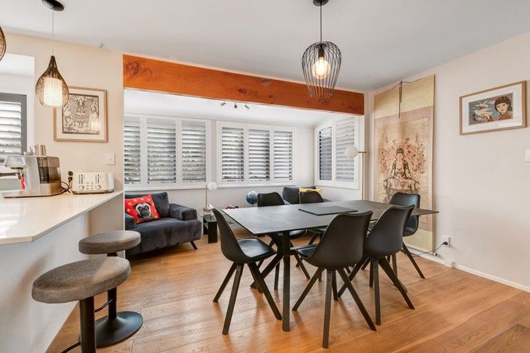 Photo of property in 15 Leiden Place, Totara Vale, Auckland, 0629