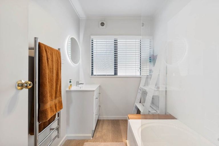 Photo of property in 28 Meadowvale Rise, Titirangi, Auckland, 0604