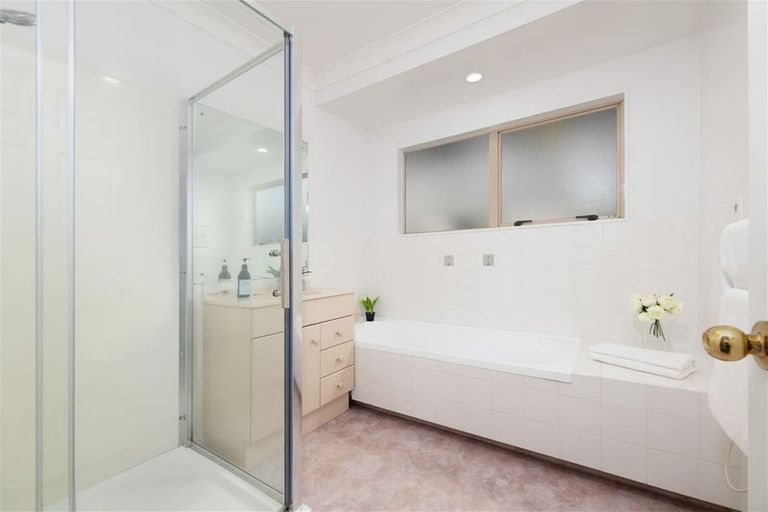 Photo of property in 35e Edmonton Road, Henderson, Auckland, 0612