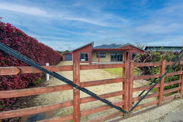 Photo of property in 103 Cashmere Bay Road, Moana, 7875
