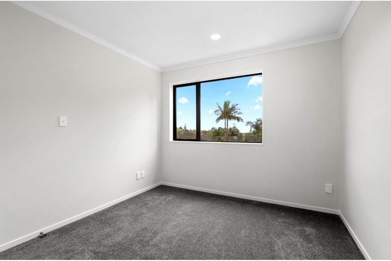 Photo of property in 10c Neilon Place, Northcross, Auckland, 0632